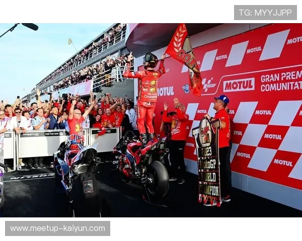 MotoGP赛季最新动态：战斗激烈，车手们争夺世界冠军宝座