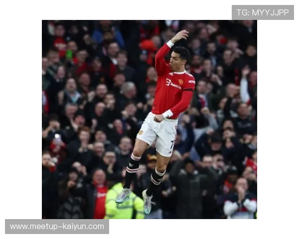 C罗回归曼联训练场引发热议 新赛季能否再创辉煌成关注焦点